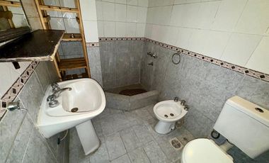 Venta Casa 3 ambs. Cochera. Jardín. Apto crédito