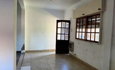Venta Casa 3 ambs. Cochera. Jardín. Apto crédito