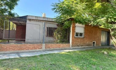 Venta Casa 3 ambs. Cochera. Jardín. Apto crédito