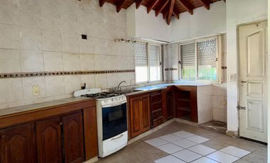 Venta Casa 3 ambs. Cochera. Jardín. Apto crédito