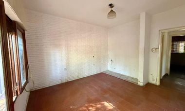 Venta Casa 3 ambs. Cochera. Jardín. Apto crédito