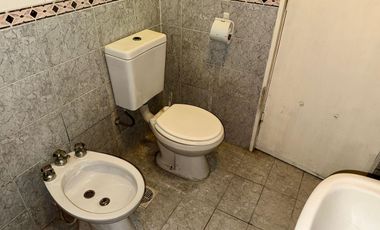 Venta Casa 3 ambs. Cochera. Jardín. Apto crédito