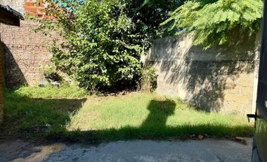 Venta Casa 3 ambs. Cochera. Jardín. Apto crédito