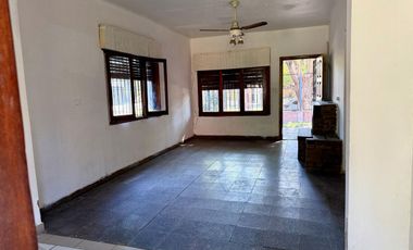 Venta Casa 3 ambs. Cochera. Jardín. Apto crédito