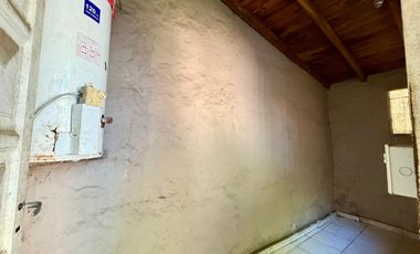 Venta Casa 3 ambs. Cochera. Jardín. Apto crédito