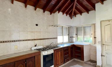 Venta Casa 3 ambs. Cochera. Jardín. Apto crédito