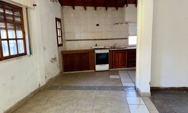 Venta Casa 3 ambs. Cochera. Jardín. Apto crédito