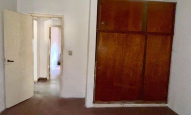 Venta Casa 3 ambs. Cochera. Jardín. Apto crédito