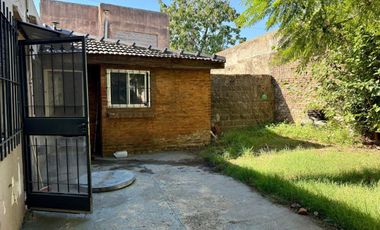 Venta Casa 3 ambs. Cochera. Jardín. Apto crédito