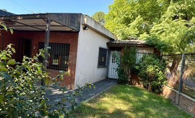 Venta Casa 3 ambs. Cochera. Jardín. Apto crédito