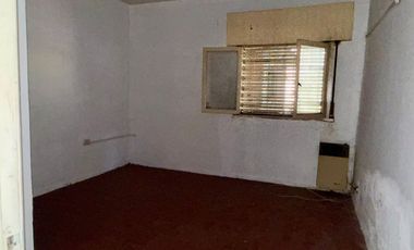 Venta Casa 3 ambs. Cochera. Jardín. Apto crédito