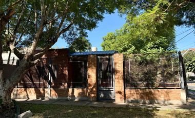 Venta Casa 3 ambs. Cochera. Jardín. Apto crédito