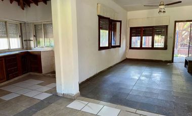 Venta Casa 3 ambs. Cochera. Jardín. Apto crédito