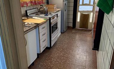 VENTA CASA 3 AMB CON PATIO Y COCHERA AVELLANEDA