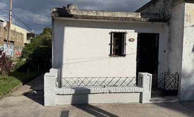 VENTA CASA 3 AMB CON PATIO Y COCHERA AVELLANEDA