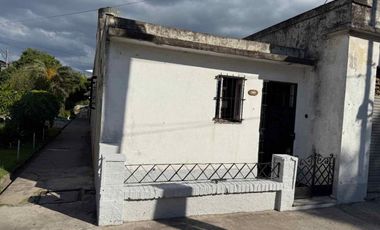 VENTA CASA 3 AMB CON PATIO Y COCHERA AVELLANEDA