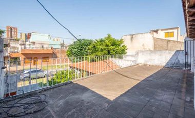 Casa multifamiliar con cochera y segunda vivienda