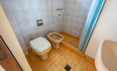 Casa multifamiliar con cochera y segunda vivienda