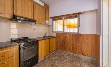 Casa multifamiliar con cochera y segunda vivienda