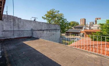 Casa multifamiliar con cochera y segunda vivienda