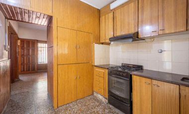 Casa multifamiliar con cochera y segunda vivienda