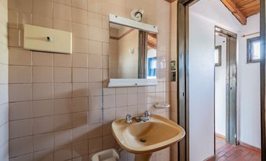 Casa multifamiliar con cochera y segunda vivienda