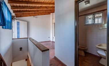 Casa multifamiliar con cochera y segunda vivienda