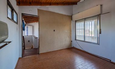 Casa multifamiliar con cochera y segunda vivienda
