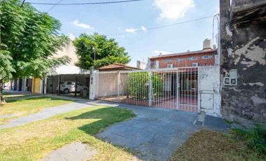 Casa multifamiliar con cochera y segunda vivienda