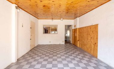 Casa multifamiliar con cochera y segunda vivienda
