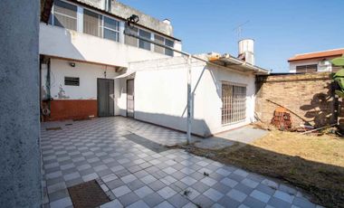 Casa multifamiliar con cochera y segunda vivienda
