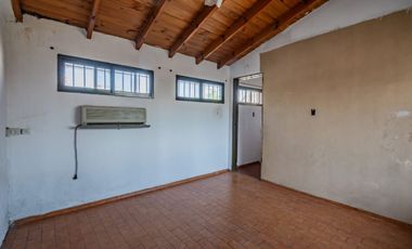 Casa multifamiliar con cochera y segunda vivienda