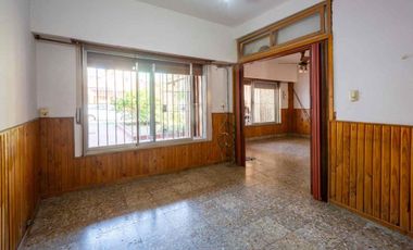 Casa multifamiliar con cochera y segunda vivienda