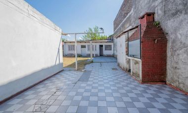 Casa multifamiliar con cochera y segunda vivienda