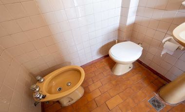 Casa multifamiliar con cochera y segunda vivienda