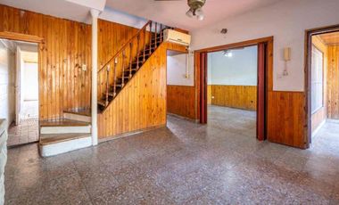 Casa multifamiliar con cochera y segunda vivienda