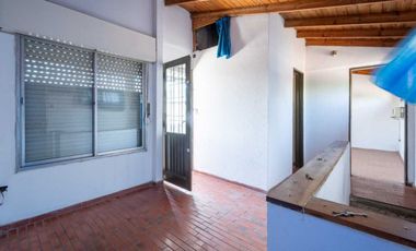 Casa multifamiliar con cochera y segunda vivienda