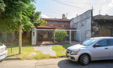 Casa multifamiliar con cochera y segunda vivienda