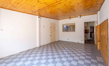 Casa multifamiliar con cochera y segunda vivienda