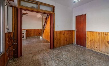 Casa multifamiliar con cochera y segunda vivienda