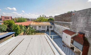Casa multifamiliar con cochera y segunda vivienda
