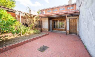 Casa multifamiliar con cochera y segunda vivienda