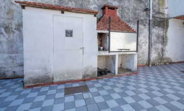 Casa multifamiliar con cochera y segunda vivienda