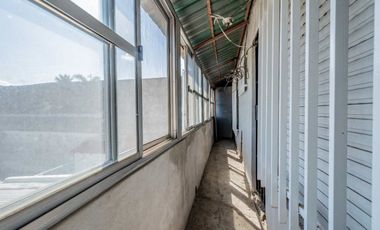 Casa multifamiliar con cochera y segunda vivienda
