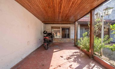 Casa multifamiliar con cochera y segunda vivienda