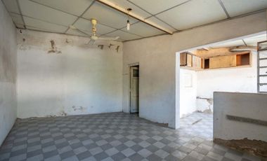 Casa multifamiliar con cochera y segunda vivienda