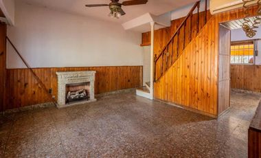 Casa multifamiliar con cochera y segunda vivienda