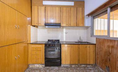 Casa multifamiliar con cochera y segunda vivienda
