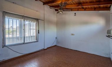 Casa multifamiliar con cochera y segunda vivienda