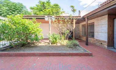 Casa multifamiliar con cochera y segunda vivienda